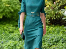 凯特穿翡翠绿连衣裙出席时尚颁奖礼，吊打时尚达人