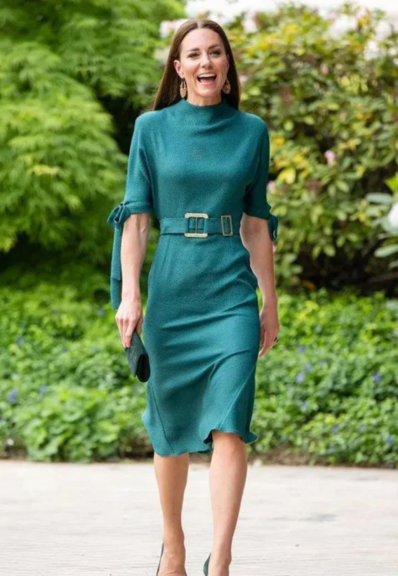 凯特穿翡翠绿连衣裙出席时尚颁奖礼，吊打时尚达人