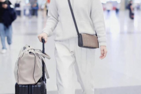 海清穿上卫衣搭配着小白裤，中年女人可照着穿