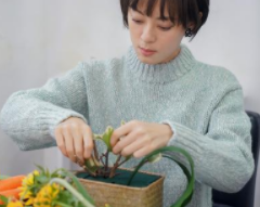 孙俪韩式短发配上绿毛衣好平民，却意外很时髦