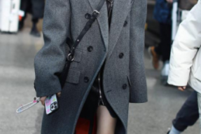 43岁秦岚戴N95配护目镜，一身长款风衣有风格现身机场