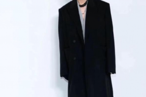 吴建豪一身灰色西装搭配黑色风衣出席时尚活动，特别帅气