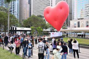 香港国际文艺盛事一浪接一浪，巨型红心打响第一炮
